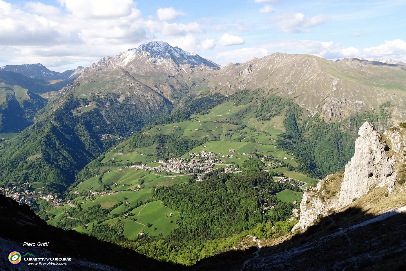 97 Scendendo il canalone vista in Arera ,Grem e Zmbla.JPG